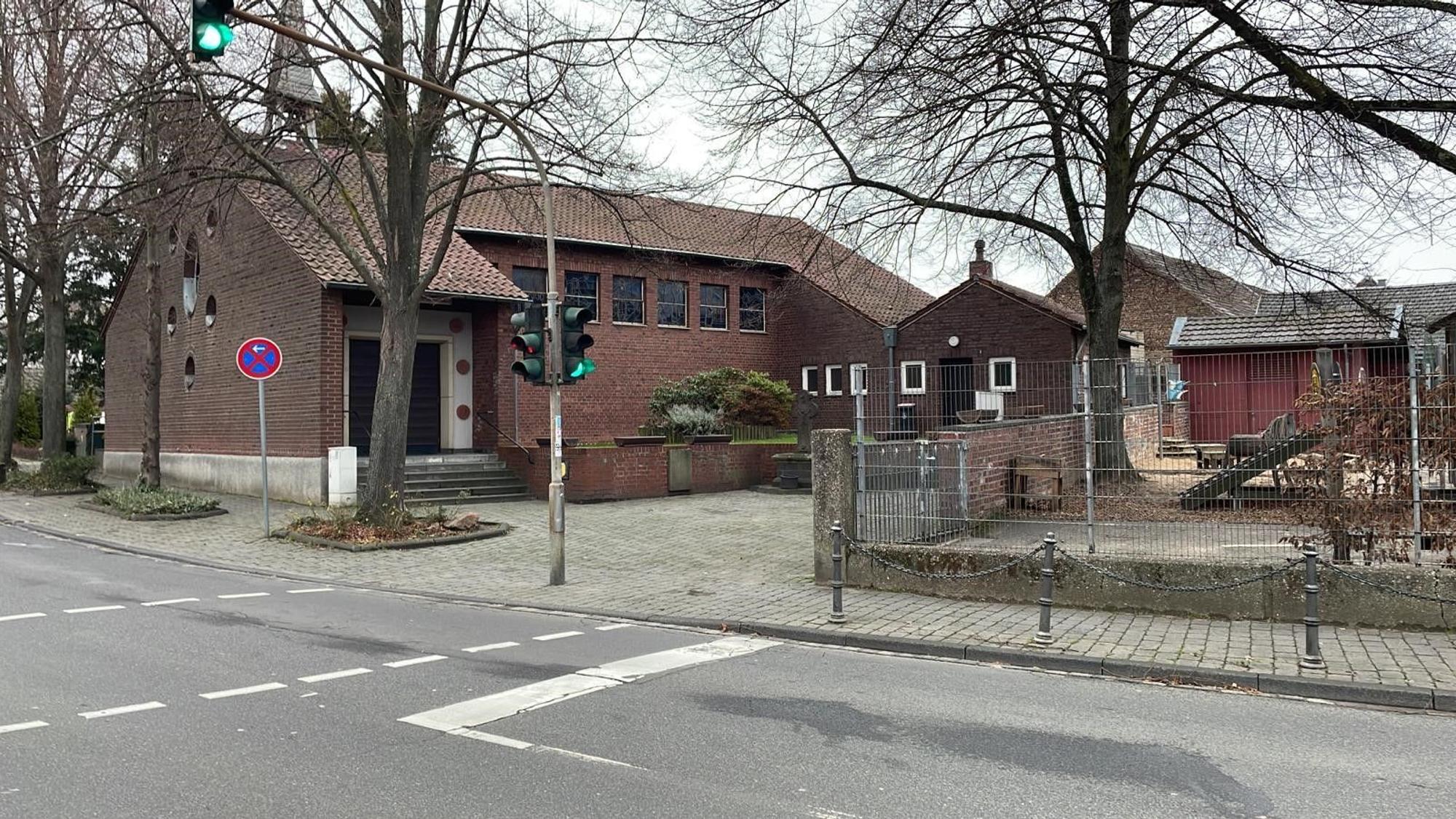 Einbrecher stiegen in der Nacht zu Donnerstag in die Kirche St. Maria Königin des Friedens in Pulheim-Dansweiler.