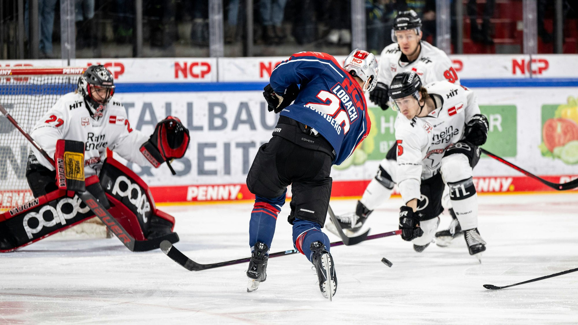 Niklas Lunemann im Tor der Kölner Haie im Spiel gegen Nürnberg.