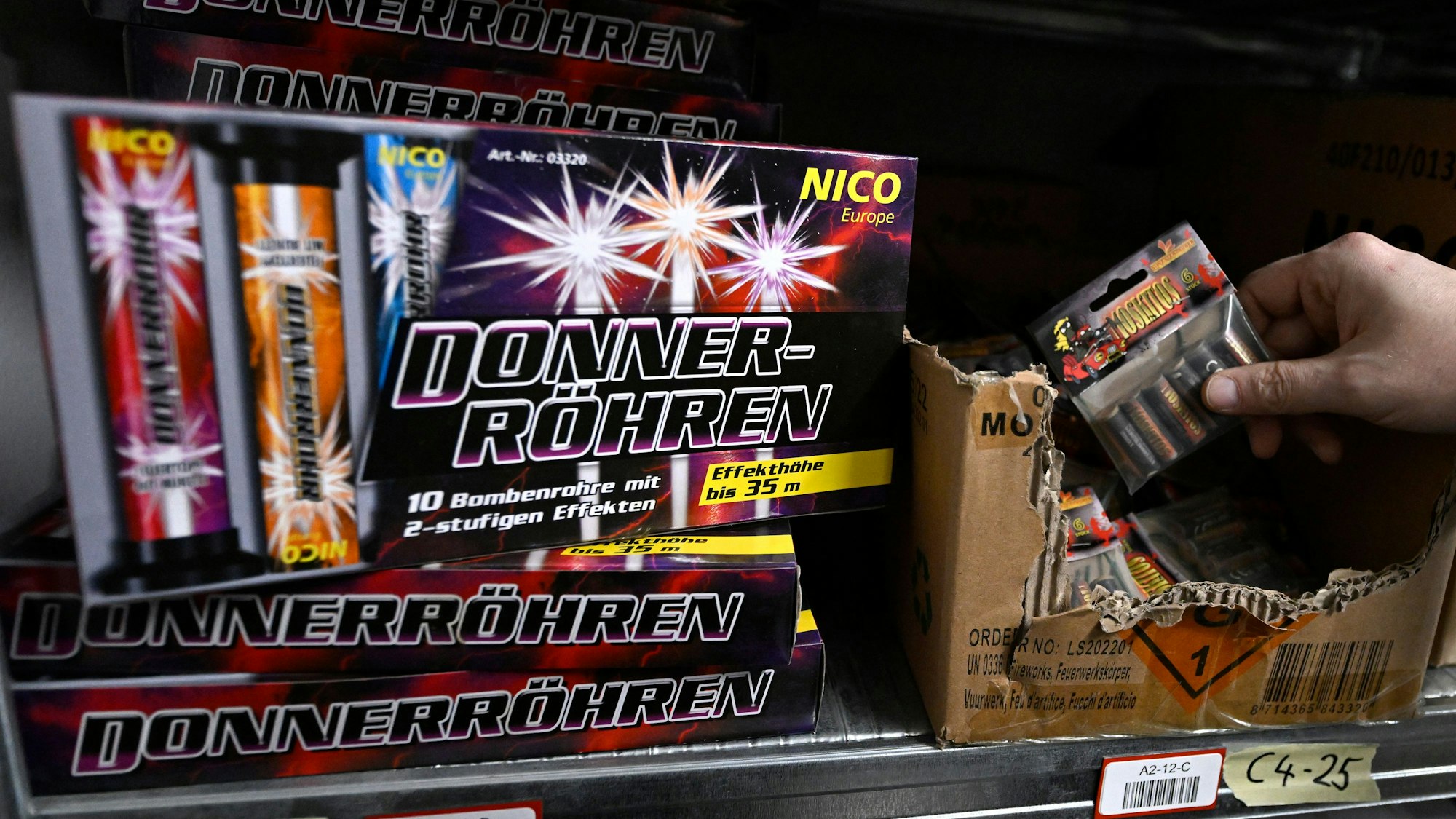 Pyrotechnik liegt im Regal beim Lagerverkauf im Pyro-Store.