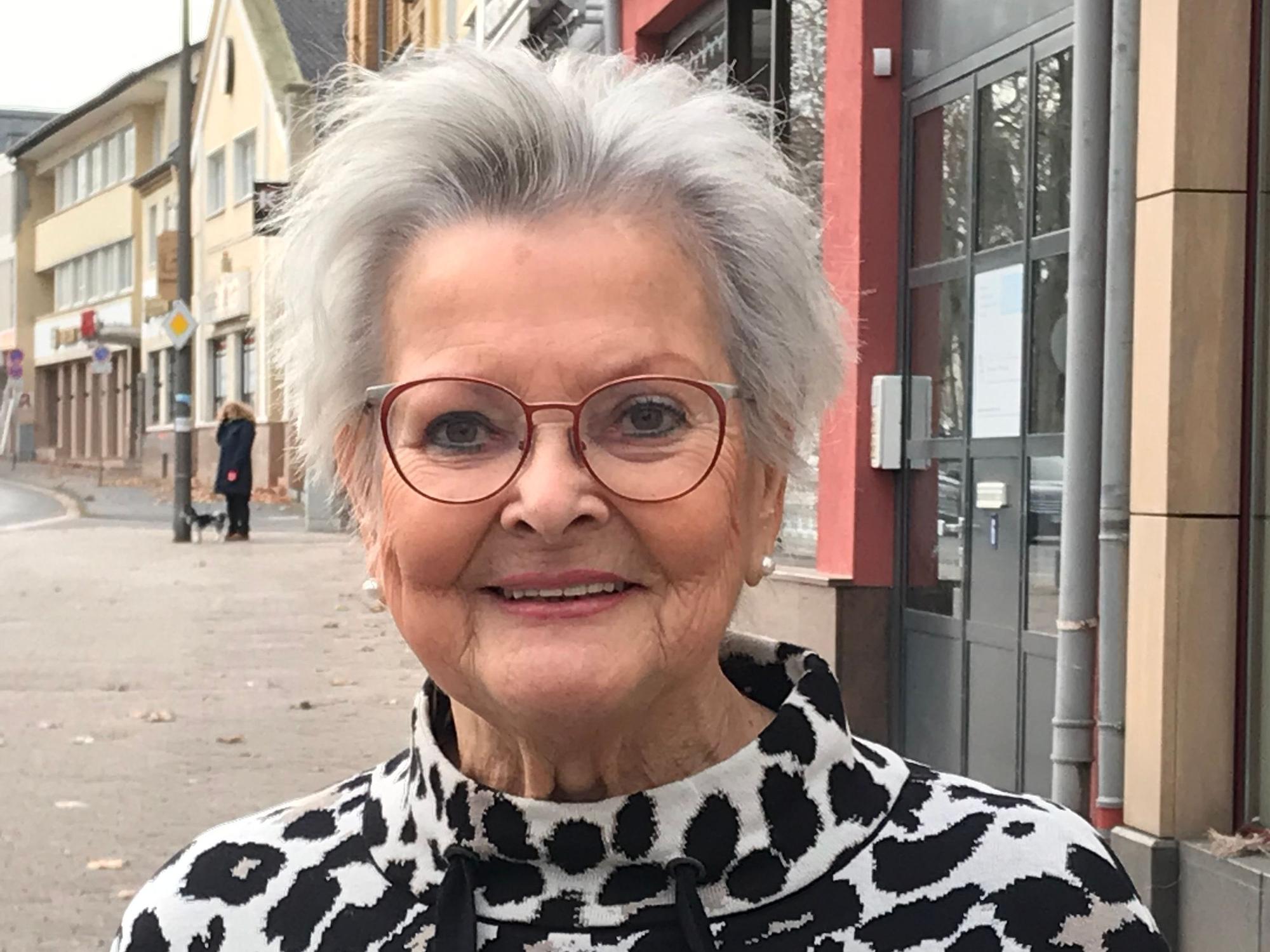 28.12.2022 Rheinbach: Siglinde Botz über Silvesterfeuerwerk.
