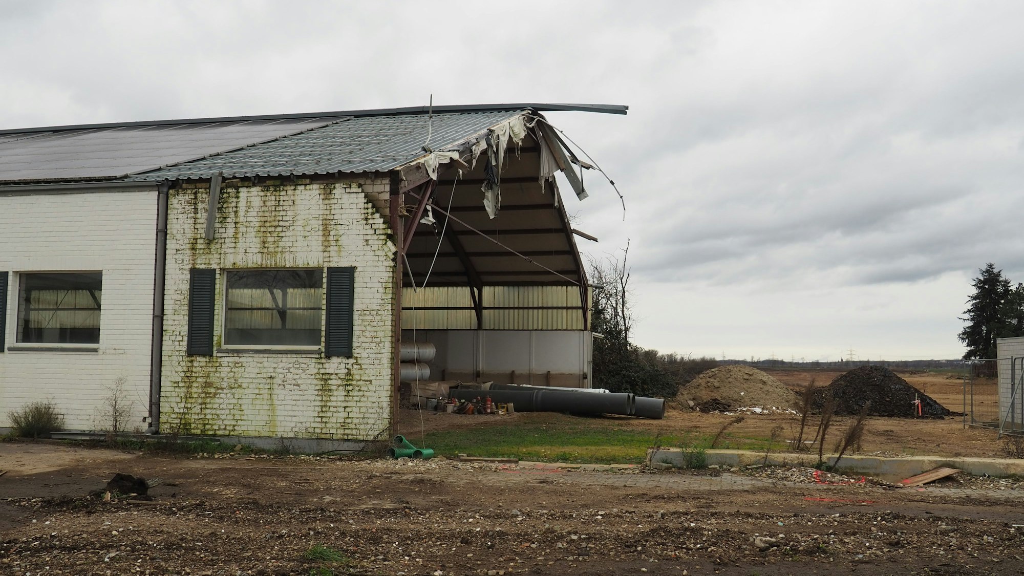 Das zerfetzte Dach der Reithalle zeugt bis heute von den Schrecken der Flut.