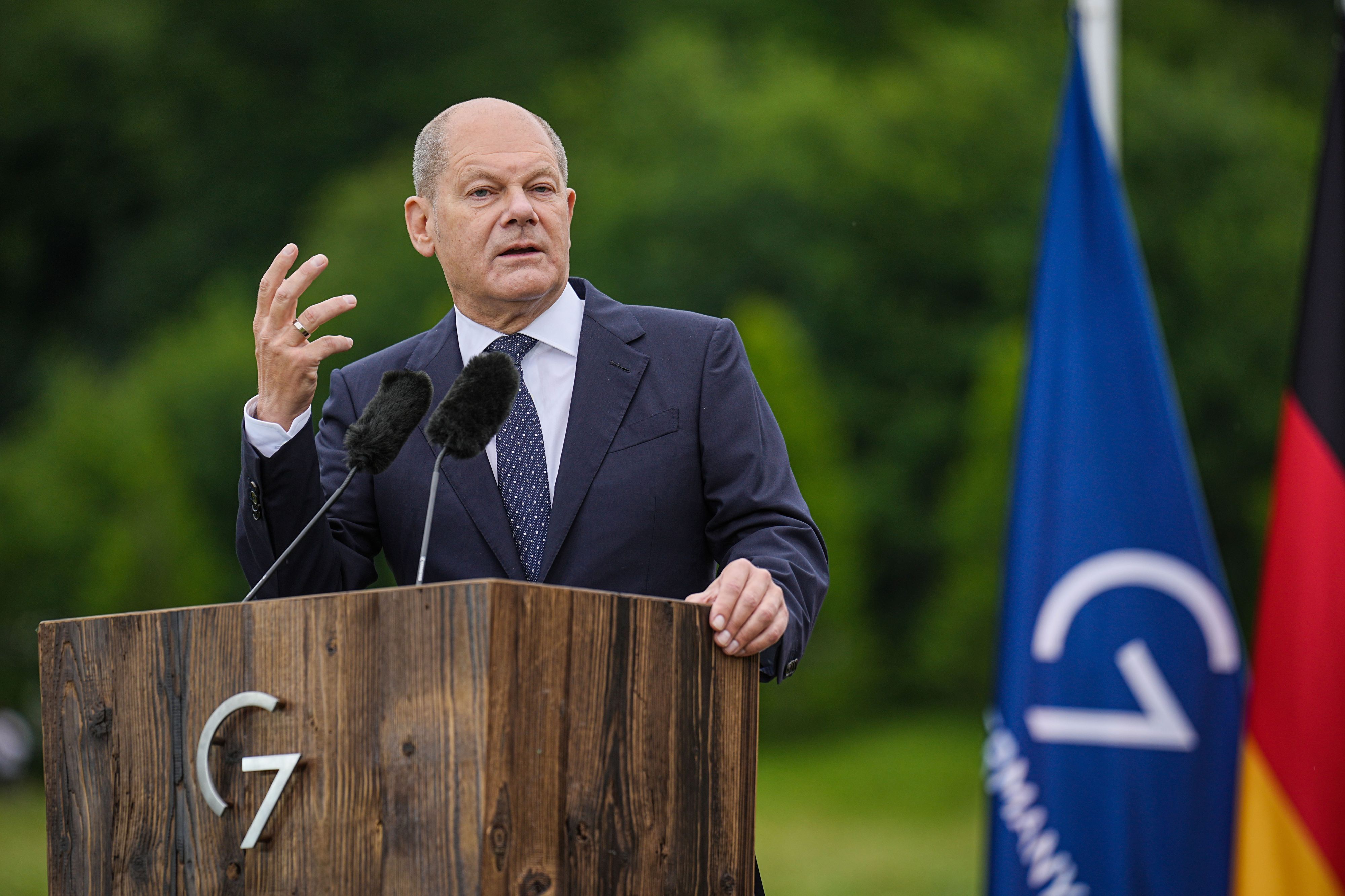 Bundeskanzler Olaf Scholz (SPD) spricht während einer Pressekonferenz zum Abschluss des G-7-Gipfels auf Schloß Elmau.