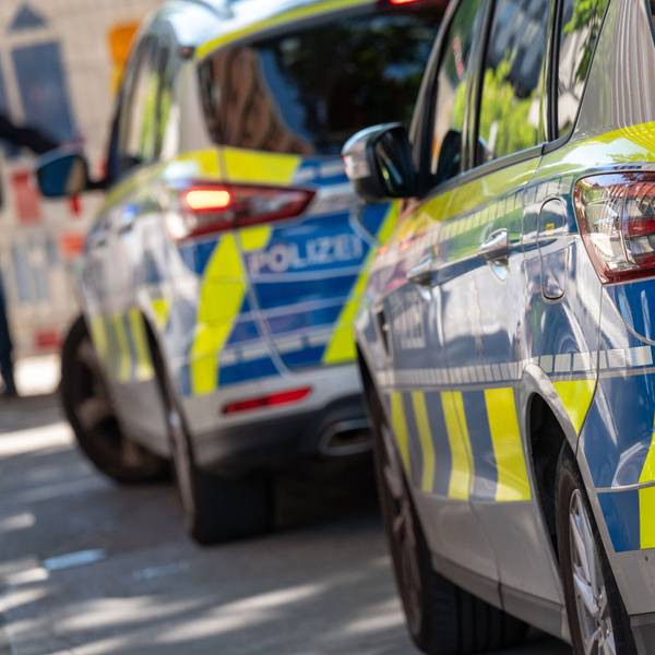 Das Foto zeigt zwei Polizeiautos