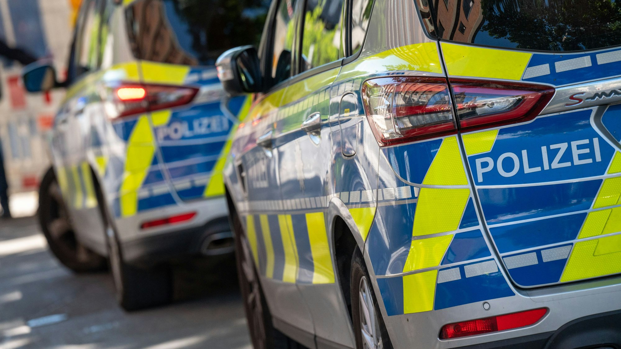 Das Foto zeigt zwei Polizeiautos