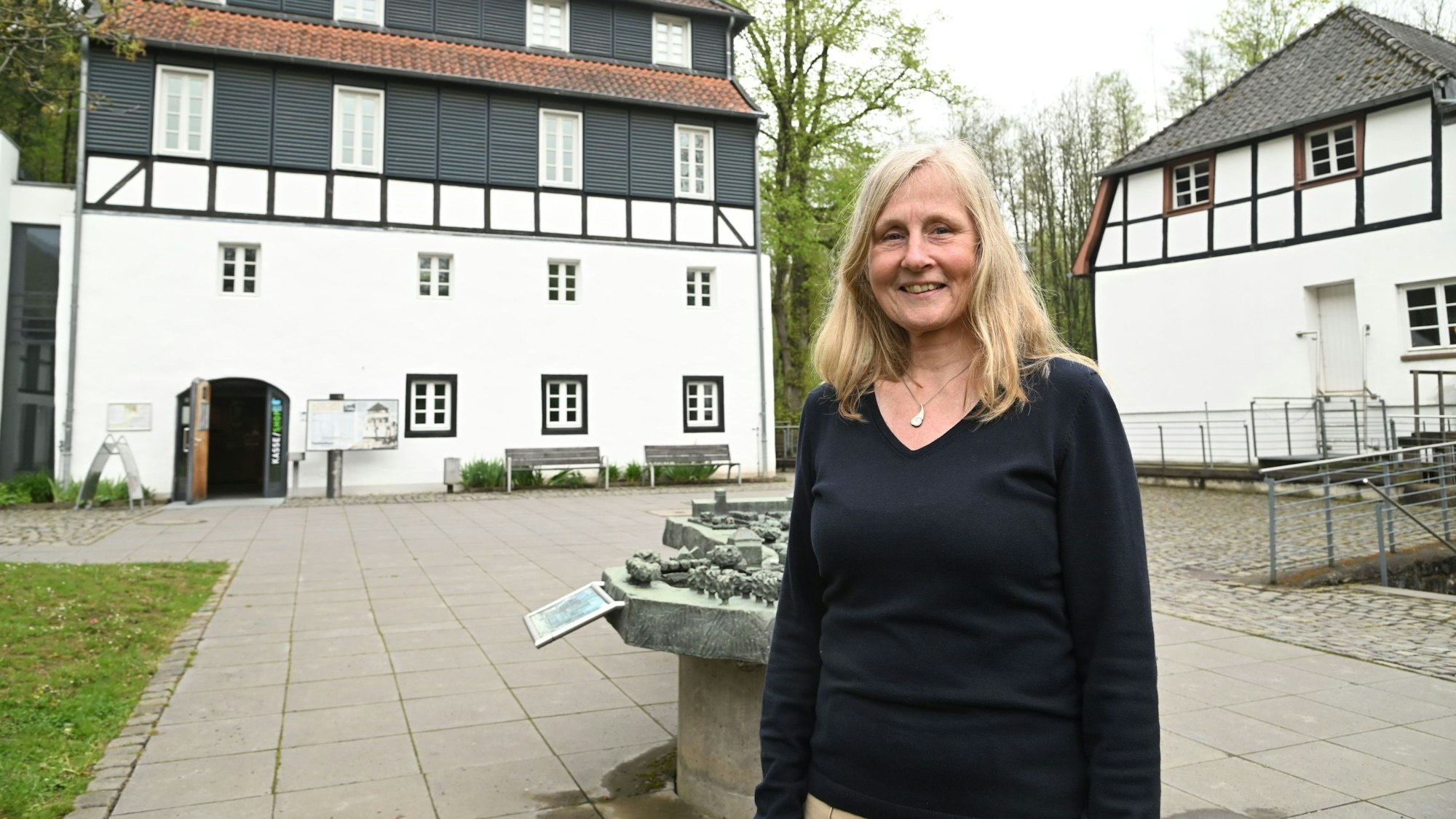 Sabine Schachtner steht vor dem Industriuemuseum Alte Dombach.