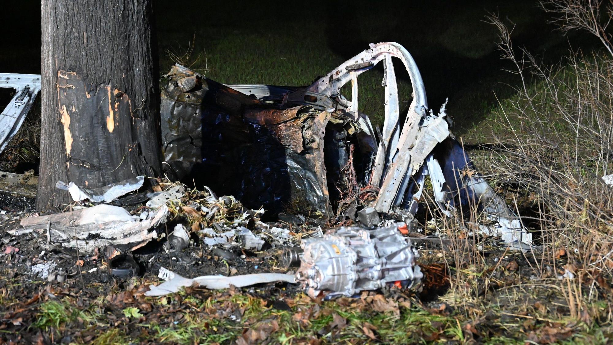 Das Foto zeigt das Wrack eines Teslas, der nach einem Unfall zwischen Bergheim und Pulheim komplett ausgebrannt war.