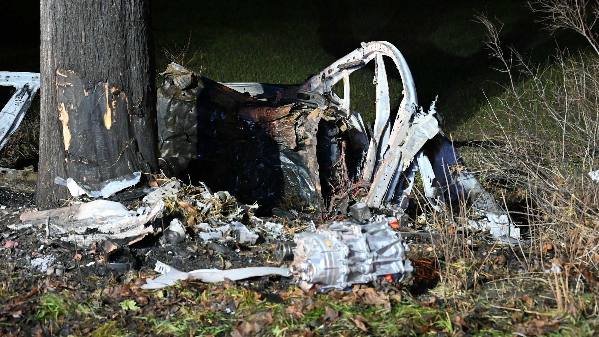 Das Foto zeigt das Wrack eines Teslas, der nach einem Unfall zwischen Bergheim und Pulheim komplett ausgebrannt war.