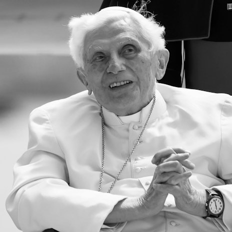 Der emeritierte Papst Benedikt XVI. kommt am Flughafen München zu seinem Flugzeug. (Archivbild)