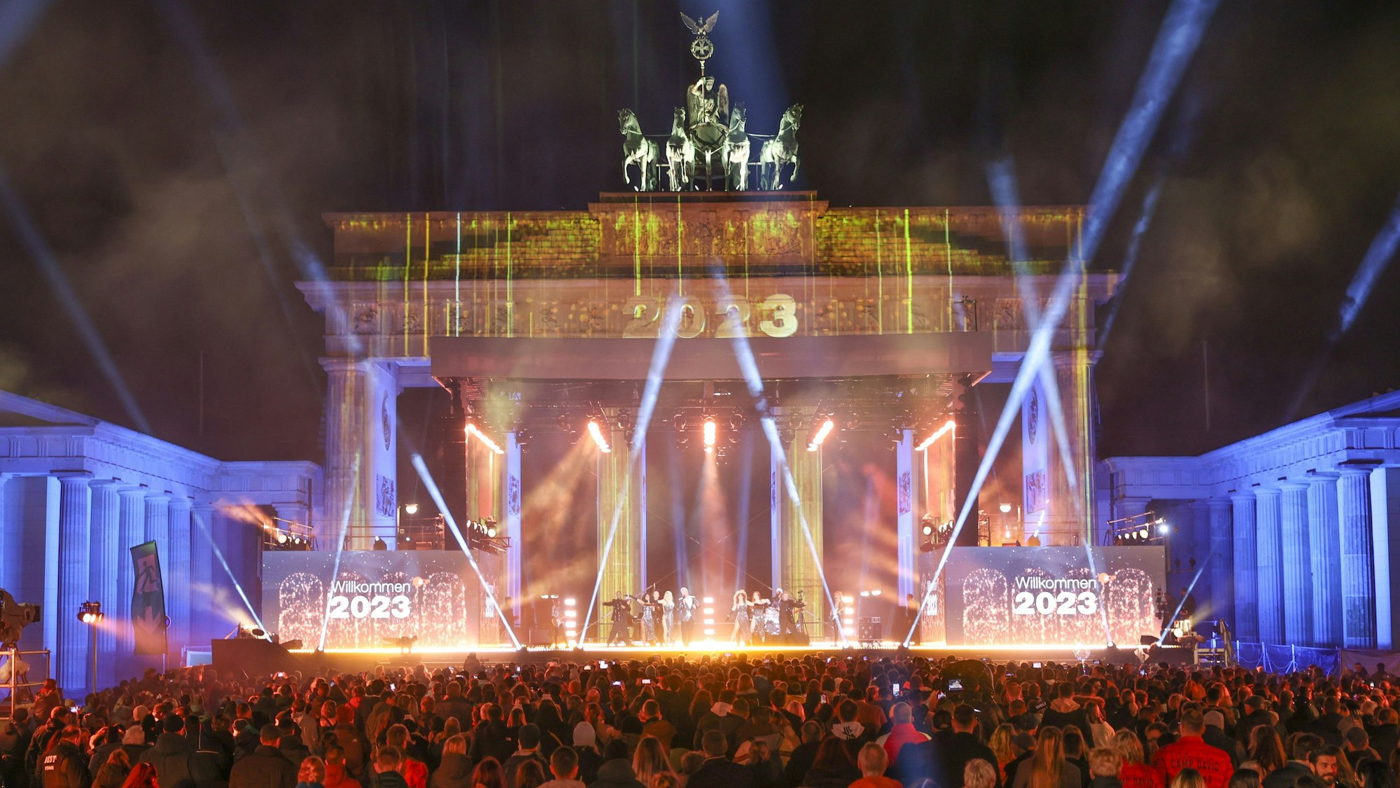 Vor dem Brandenburger Tor findet die ZDF-Silvester-Show statt. Die Show wird live im Fernsehen ausgestrahlt.
