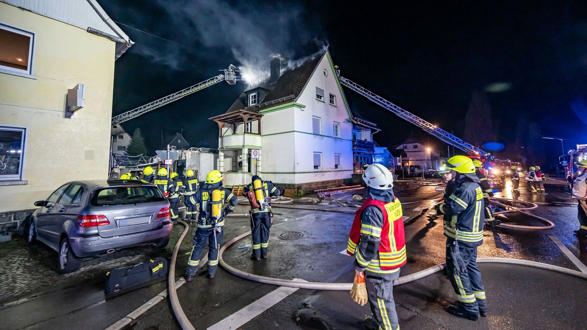Stadtalarm wurde für die Feuerwehr Bergneustadt ausgelöst, weil in Wiedenest der Dachstuhl dieses Hauses brannte.