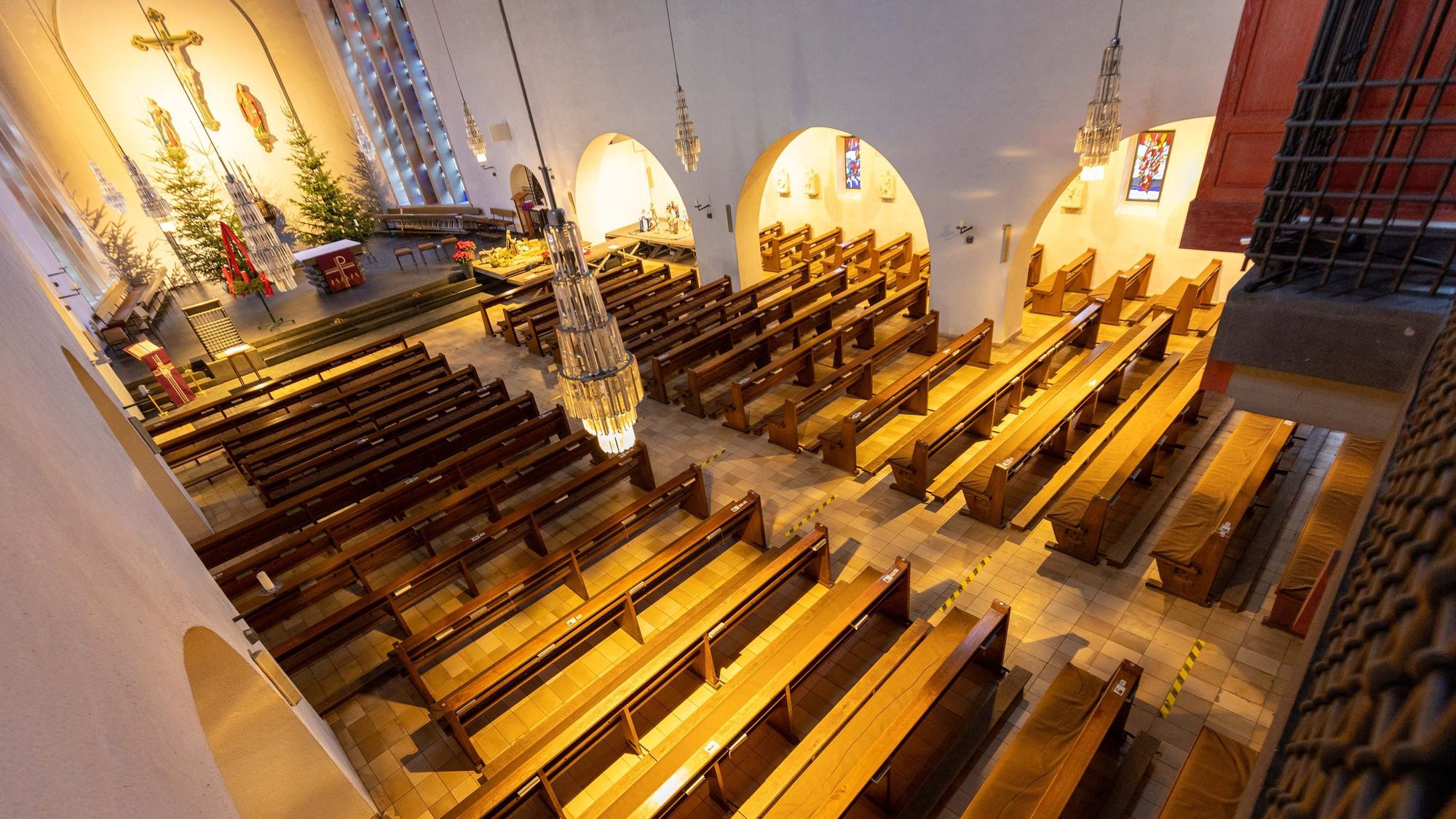 Bänke stehen in der Kirche Sankt Martin in Rheinbach am 22. Dezember 2022.