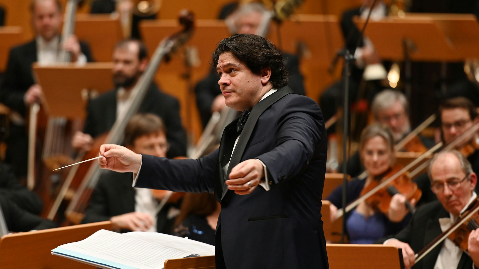 Cristian Macelaru dirigiert in der Kölner Philharmonie das Silvesterkonzert.