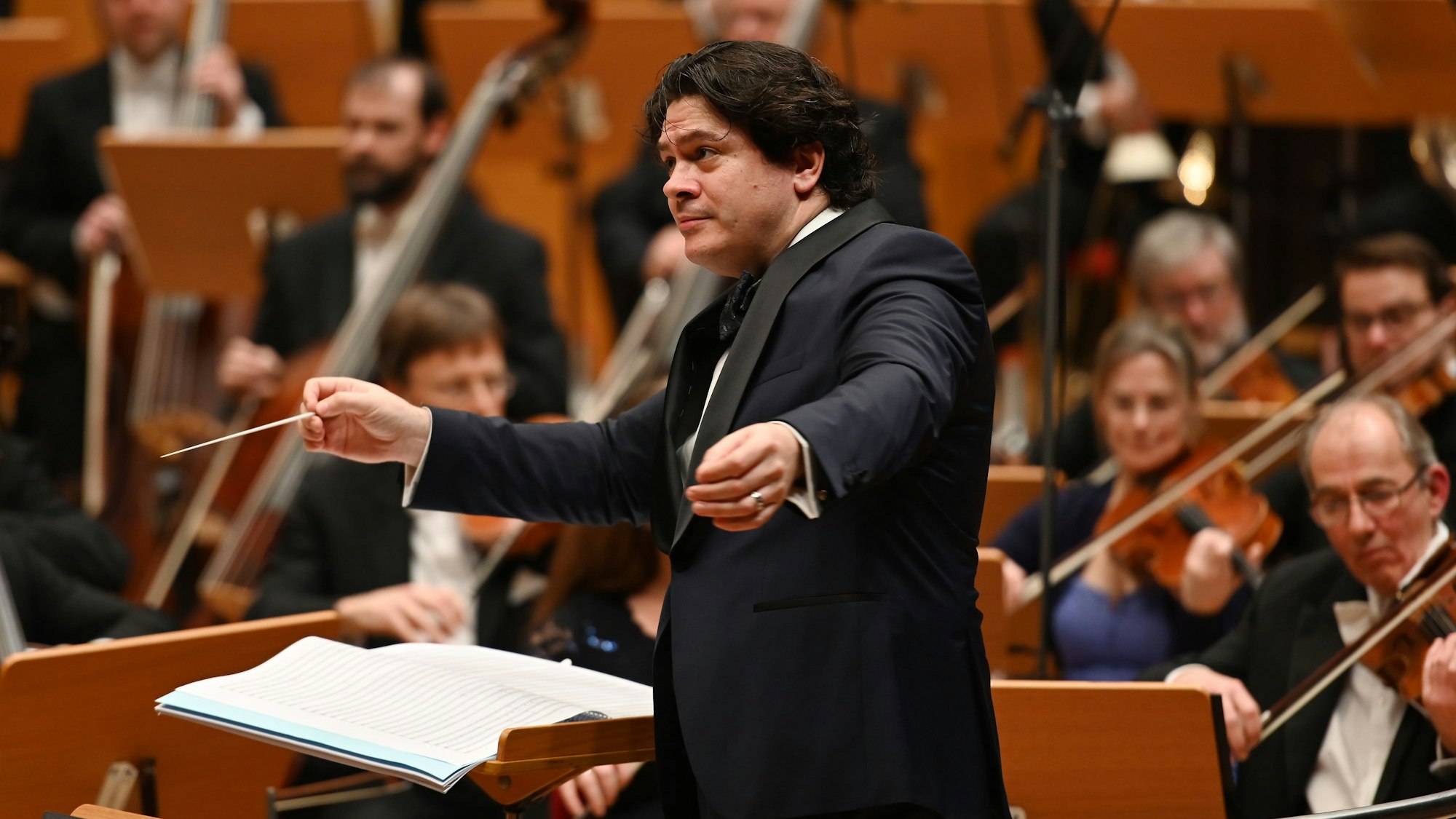 Chefdirigent des WDR Sinfonieorchester, Cristian Măcelaru, dirigierte Gustav Mahlers 3. Sinfonie in der Philharmonie. (Archivbild)