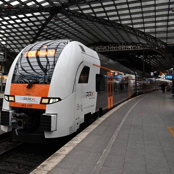 Ein RRX-Zug (Rhein-Ruhr-Express) steht im Bahnhof in Köln (Archivbild). Die Züge von National Expres fahren trotz des Streiks der GDL.