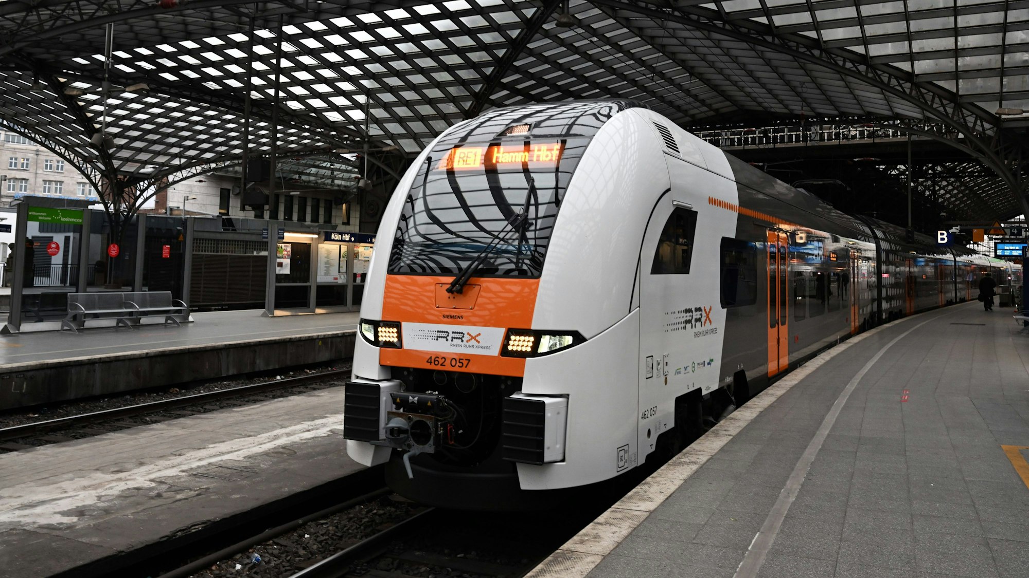 Ein RRX-Zug (Rhein-Ruhr-Express) steht im Bahnhof in Köln.