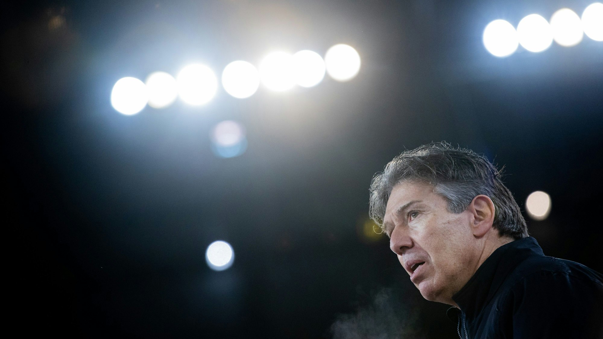 22.12.2022, Nordrhein-Westfalen, Köln: Eishockey: DEL, Kölner Haie - Pinguins Bremerhaven, Hauptrunde, 34. Spieltag, RheinEnergieStadion. Kölns Trainer Uwe Krupp auf der Bank. Foto: Rolf Vennenbernd/dpa +++ dpa-Bildfunk +++