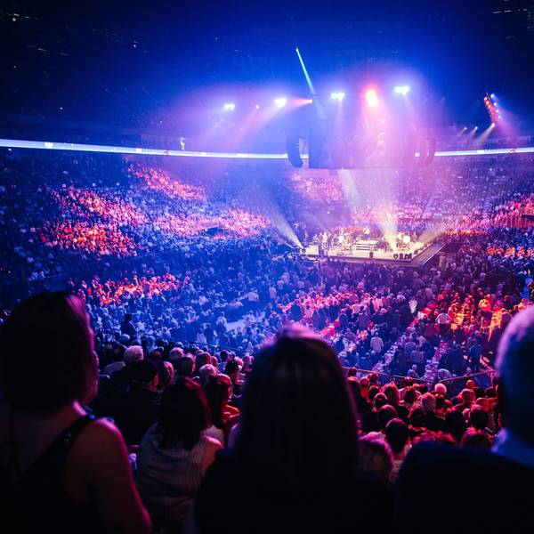 Feiernde in der Lanxess-Arena.