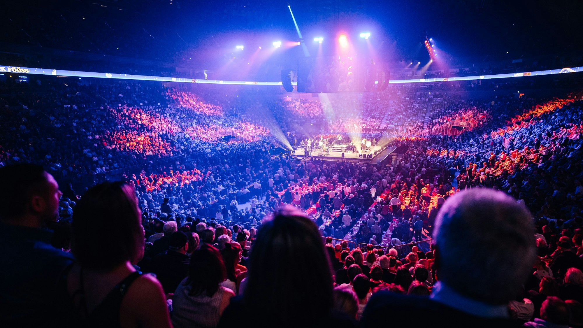 Feiernde in der Lanxess-Arena.