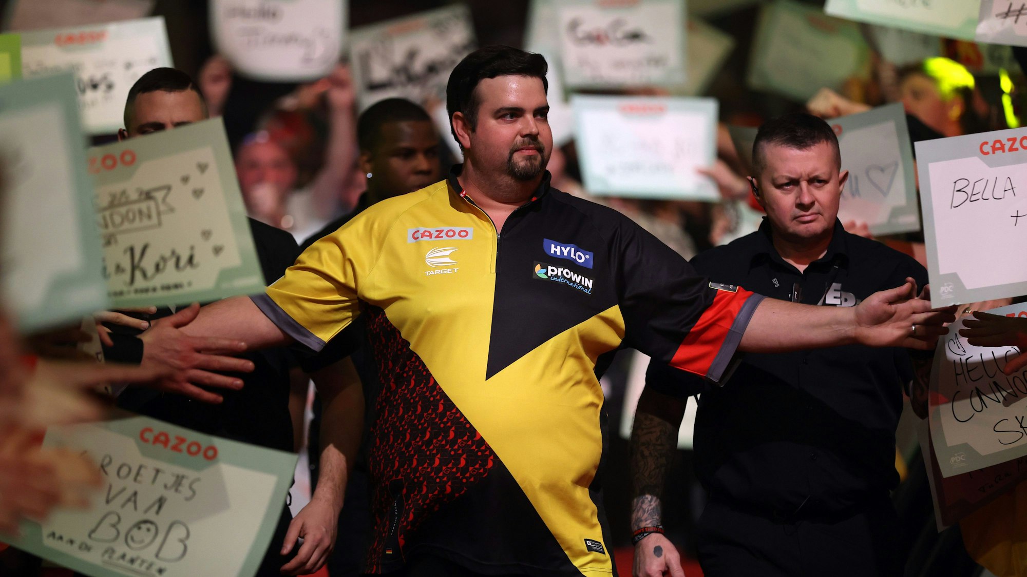 Gabriel Clemens wird von der Menge gefeiert.