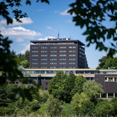 Im Grünen liegt der Komplex der ehemaligen Eifelhöhen-Klinik in Marmagen.