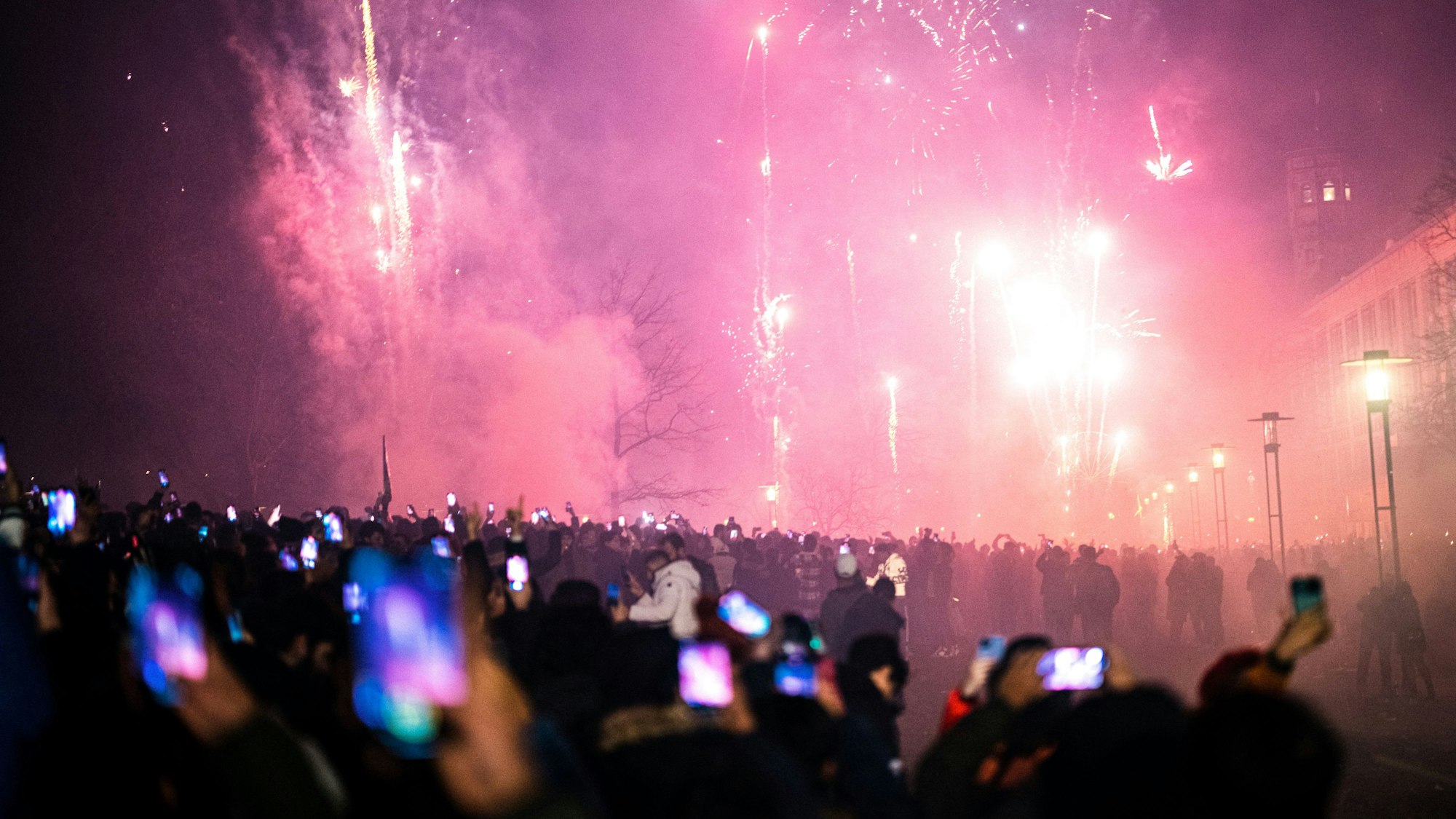 Menschenmassen im Rheingarten. Viele filmen das Feuerwerk mit ihren Handys.