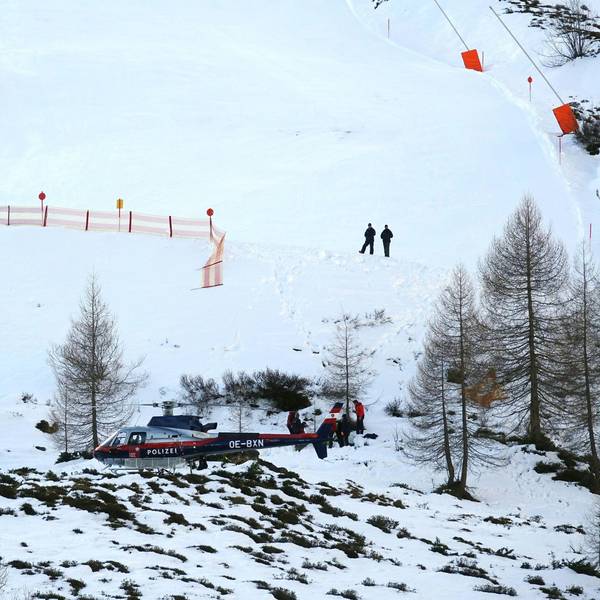 Ein Polizei-Hubschrauber steht an einer Unfallstelle am Hintertuxer Gletscher im Zillertal.