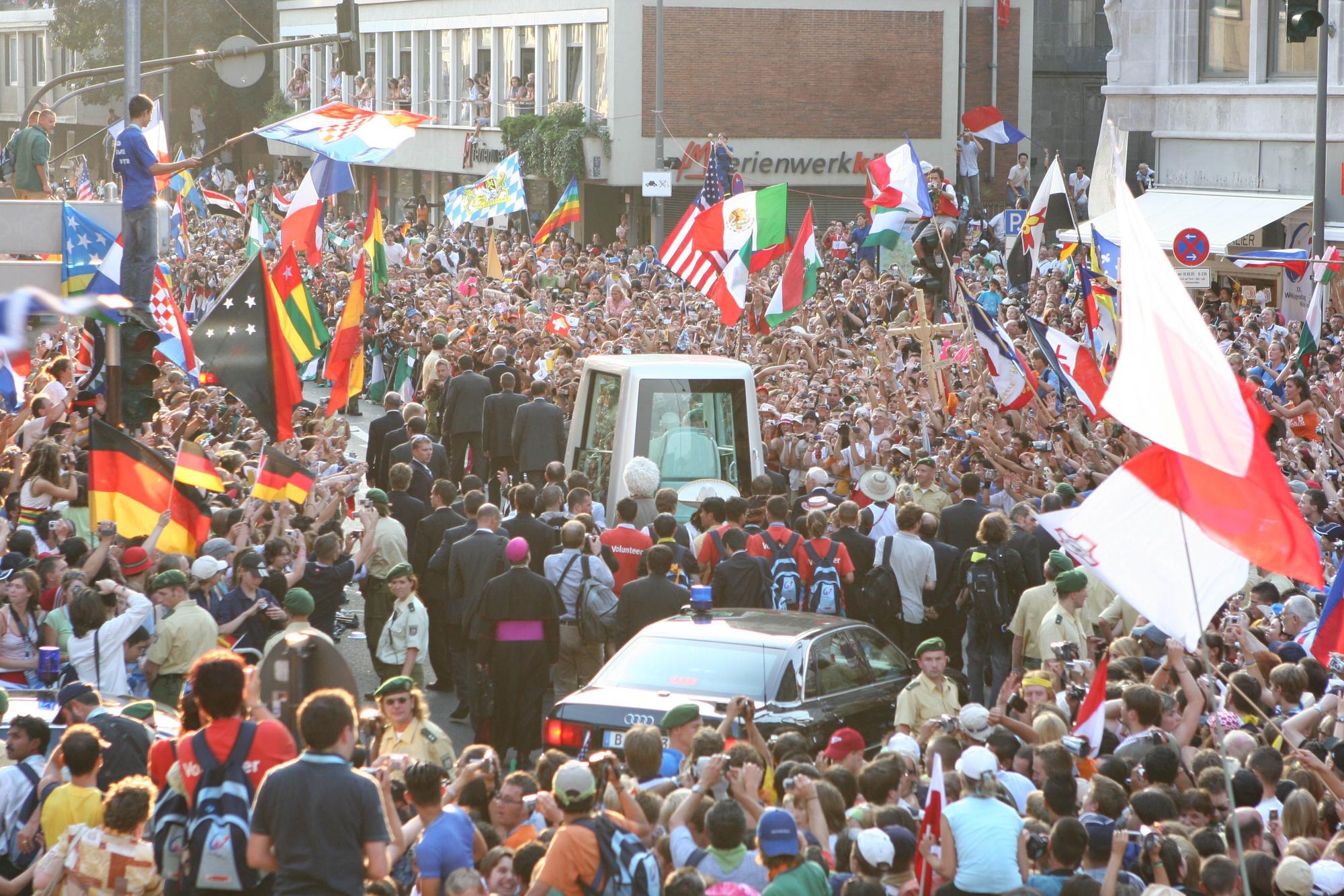 Das Papamobil zwischen Menschenmassen in der Kölner City.