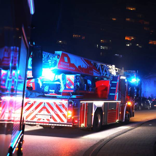 Feuerwehrfahrzeuge stehen mit Blaulicht vor Hochhäusern im Wohnpark Bockenberg.