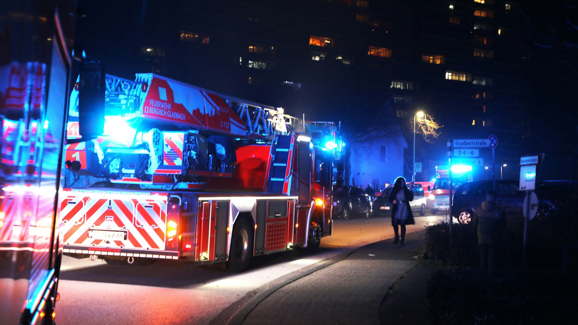 Feuerwehrfahrzeuge stehen mit Blaulicht vor Hochhäusern im Wohnpark Bockenberg.