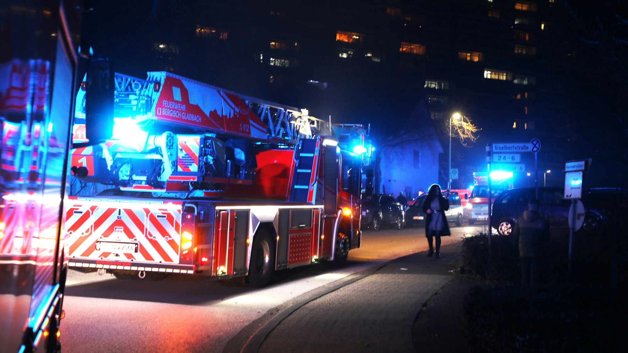 Ein Löschfahrzeug der Feuerwehr steht auf der Straße.