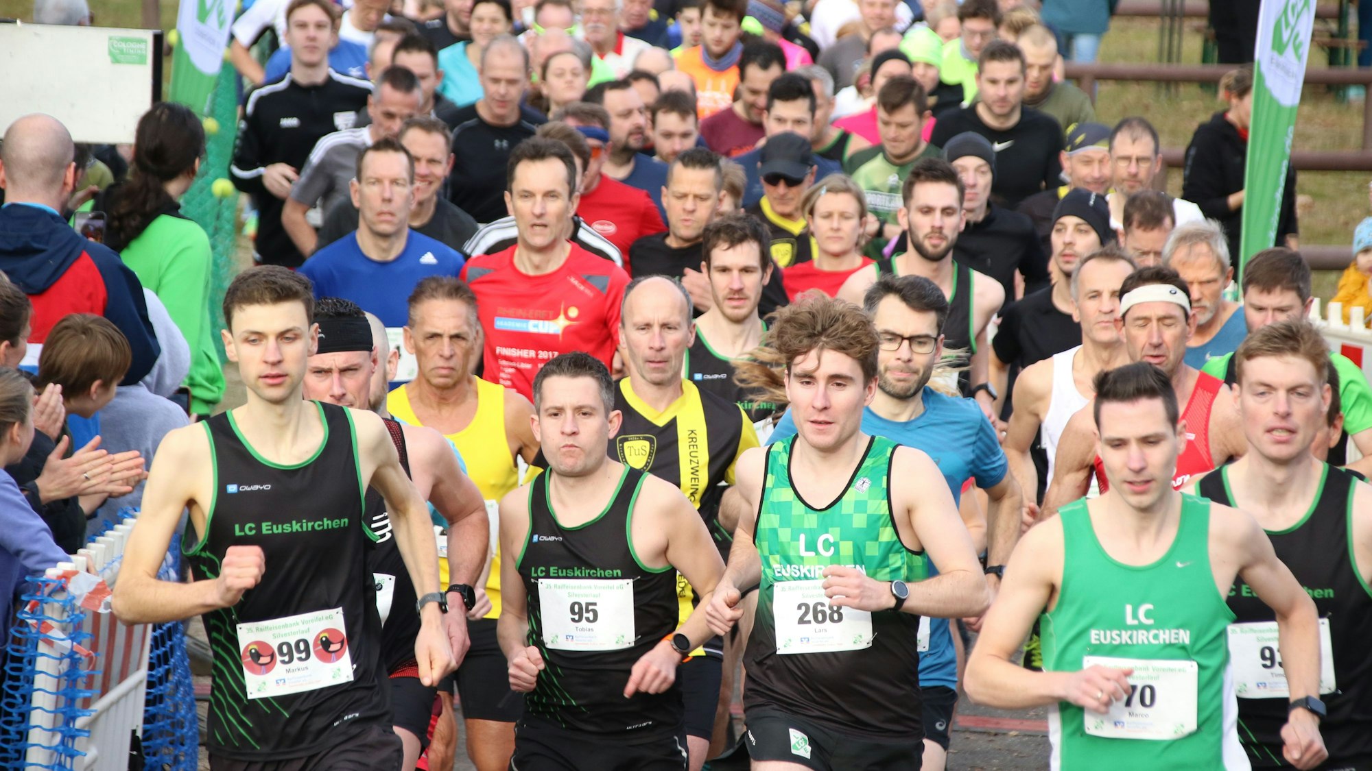 Das Bild zeigt einen Pulk aus Läufern.