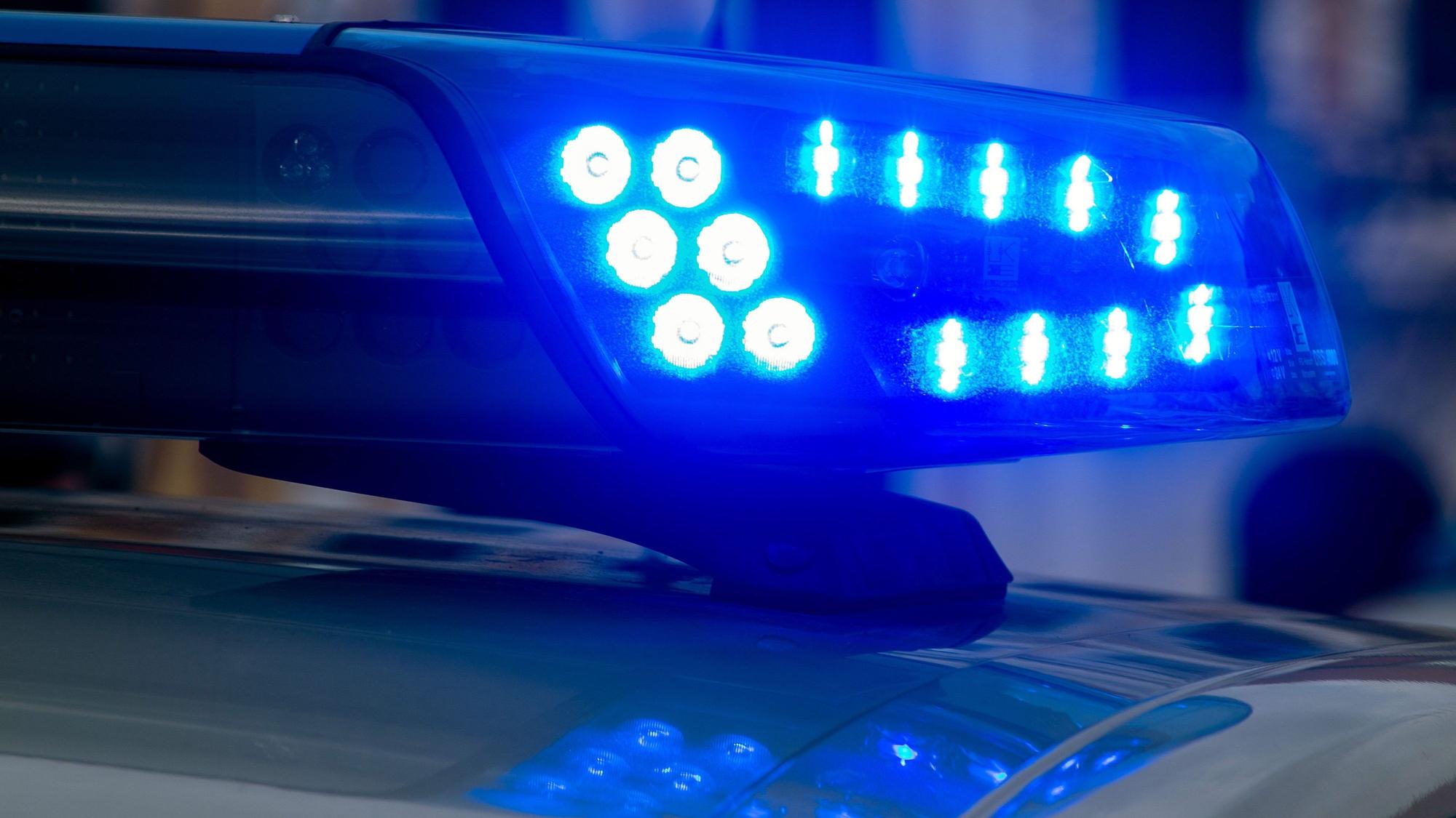 Das Foto zeigt ein Blaulicht eines Polizeiwagens. Die Beamten sind in den vergangenen Tagen häufig Streife vor den Schulen gegangen.