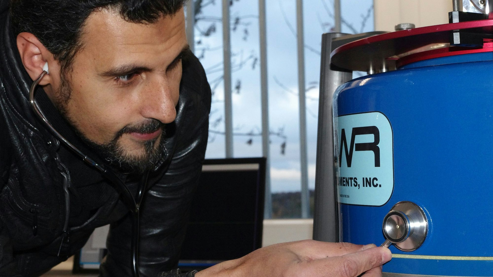 Im Observatorium Todenfeld kontrolliert Dr. Basem Elsaka die mechanische Isolierung des Kühlkopfes eines Supraleitgravimeters.