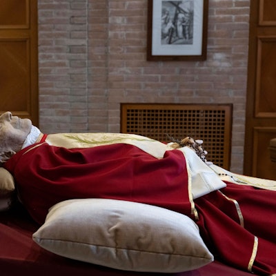 Der Leichnam von Papst Benedikt XVI. wurde am Sonntag im Kloster „Mater Ecclesiae“ (Mutter der Kirche) aufgebahrt.