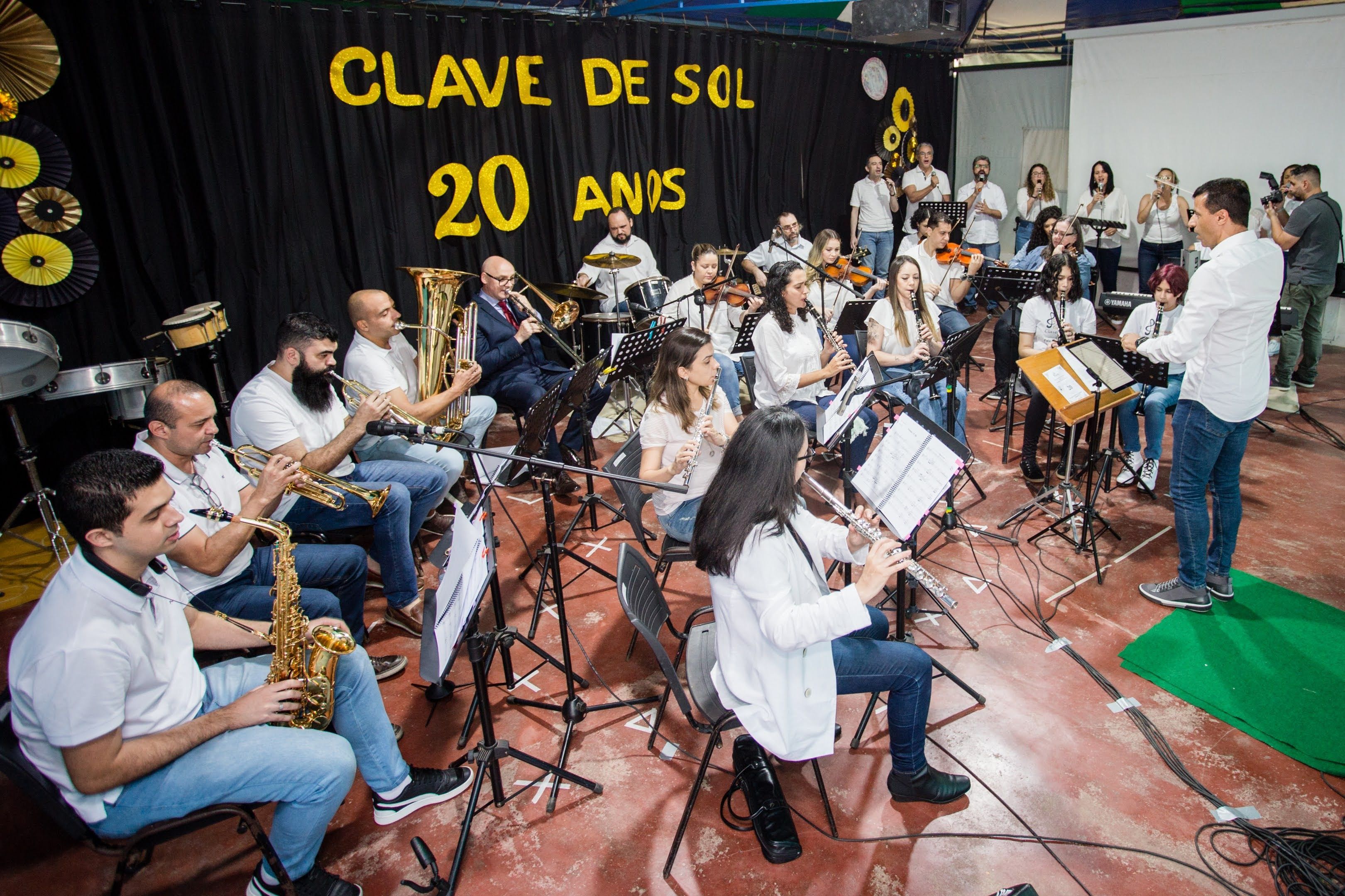 Das Foto zeigt das Orchester der Clave de sol.