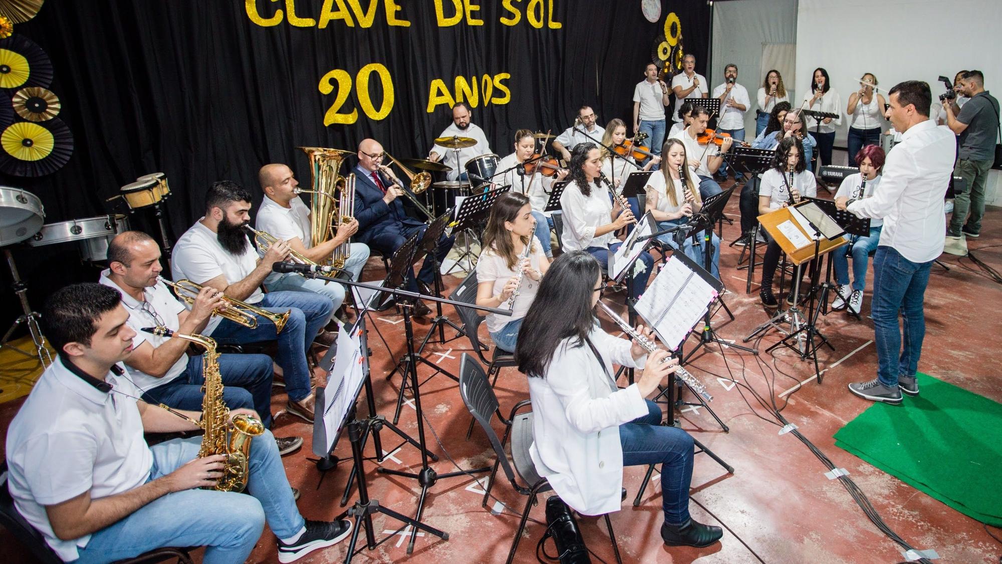 Das Foto zeigt das Orchester der Clave de sol.