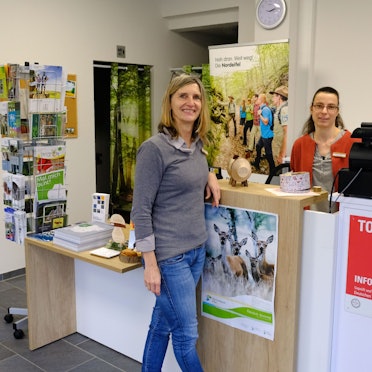 Die Mitarbeiterinnen Suse Hahn (li.) und Desiree Jonas in der Tourist-Information der Stadt Schleiden in Gemünd.