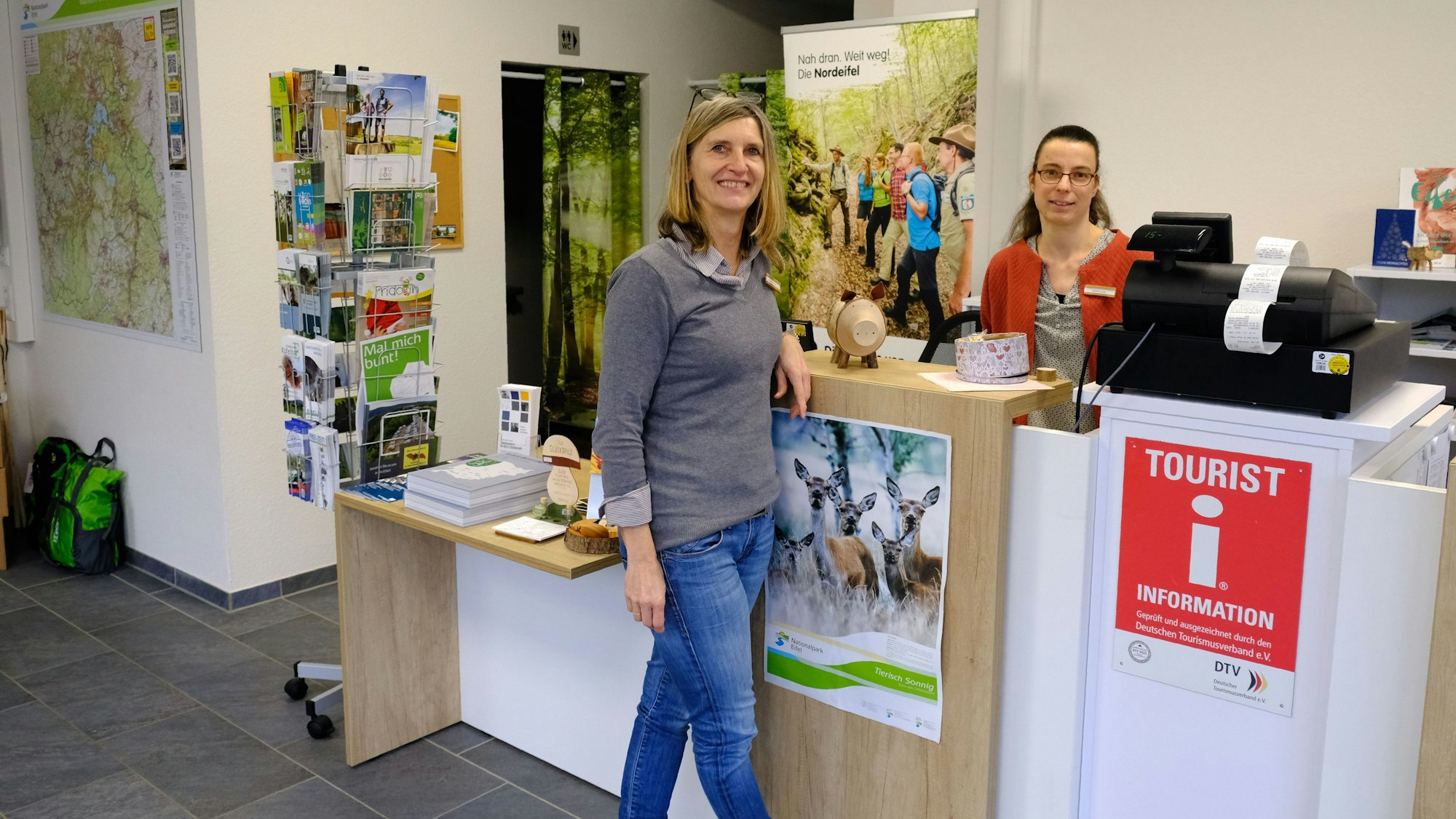 Die Mitarbeiterinnen Suse Hahn (li.) und Desiree Jonas in der Tourist-Information der Stadt Schleiden in Gemünd.