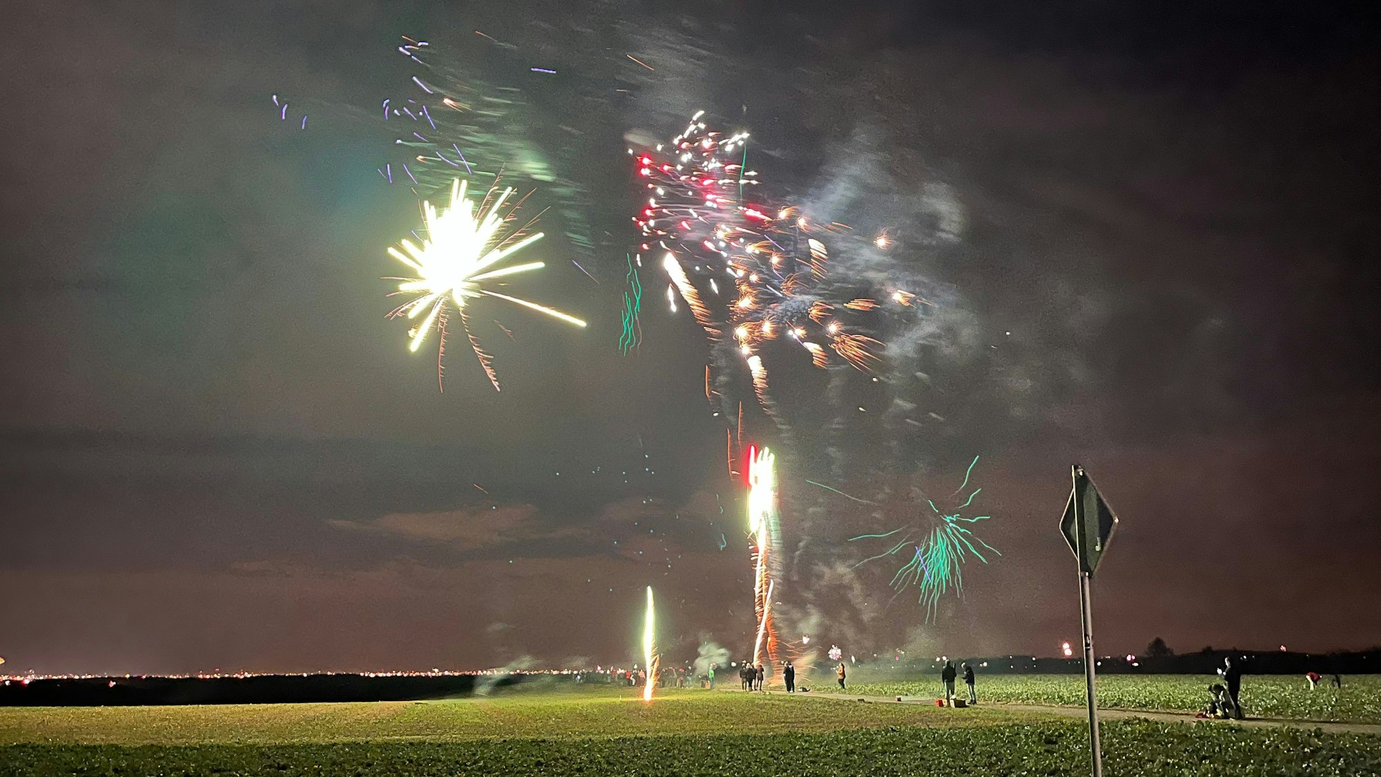 Feuerwerk über freiem Feld bei Nacht.