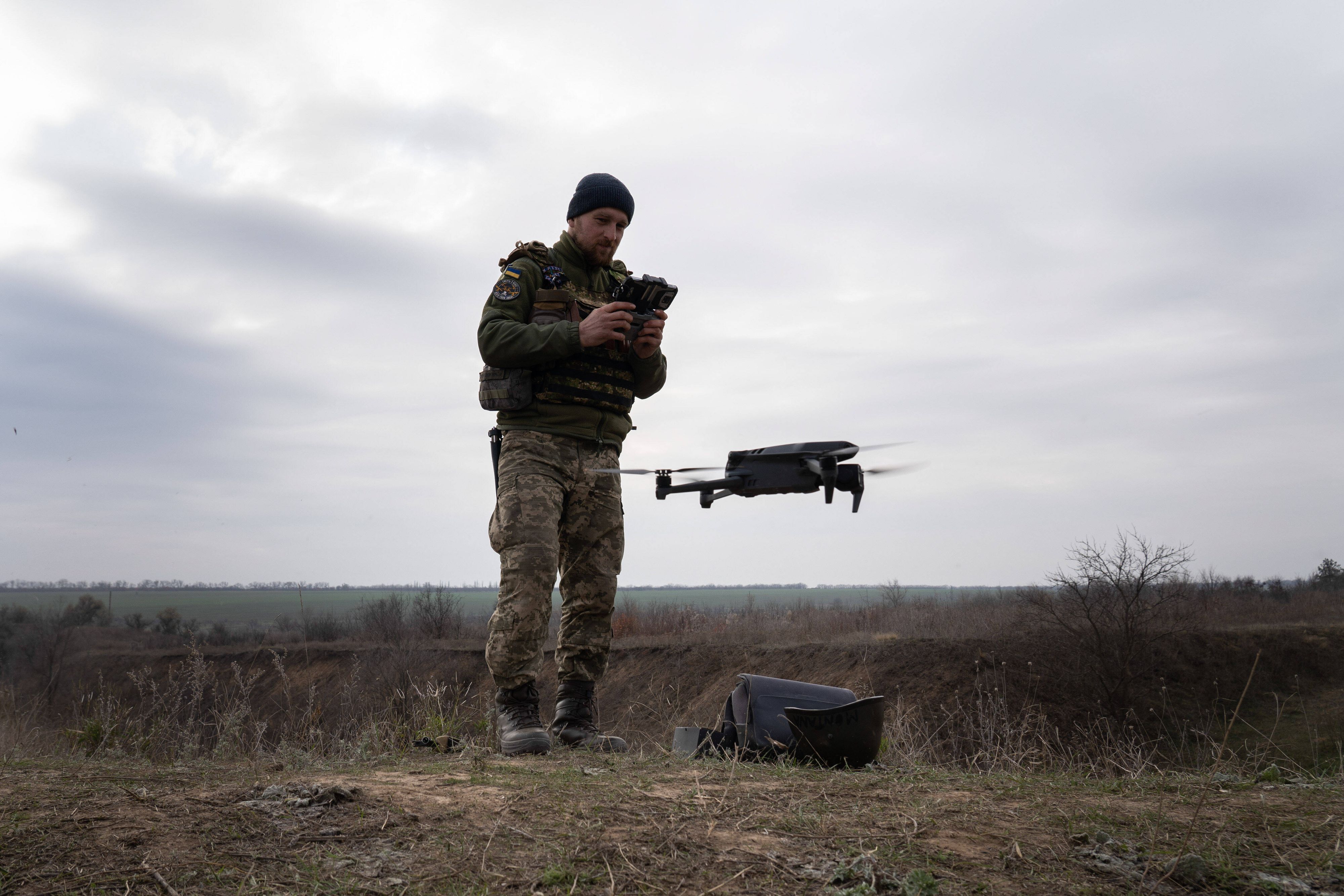 Ein ukrainischer Soldat lässt im November 2022 in der Nähe von Mykolajiw eine Drohne aufsteigen.