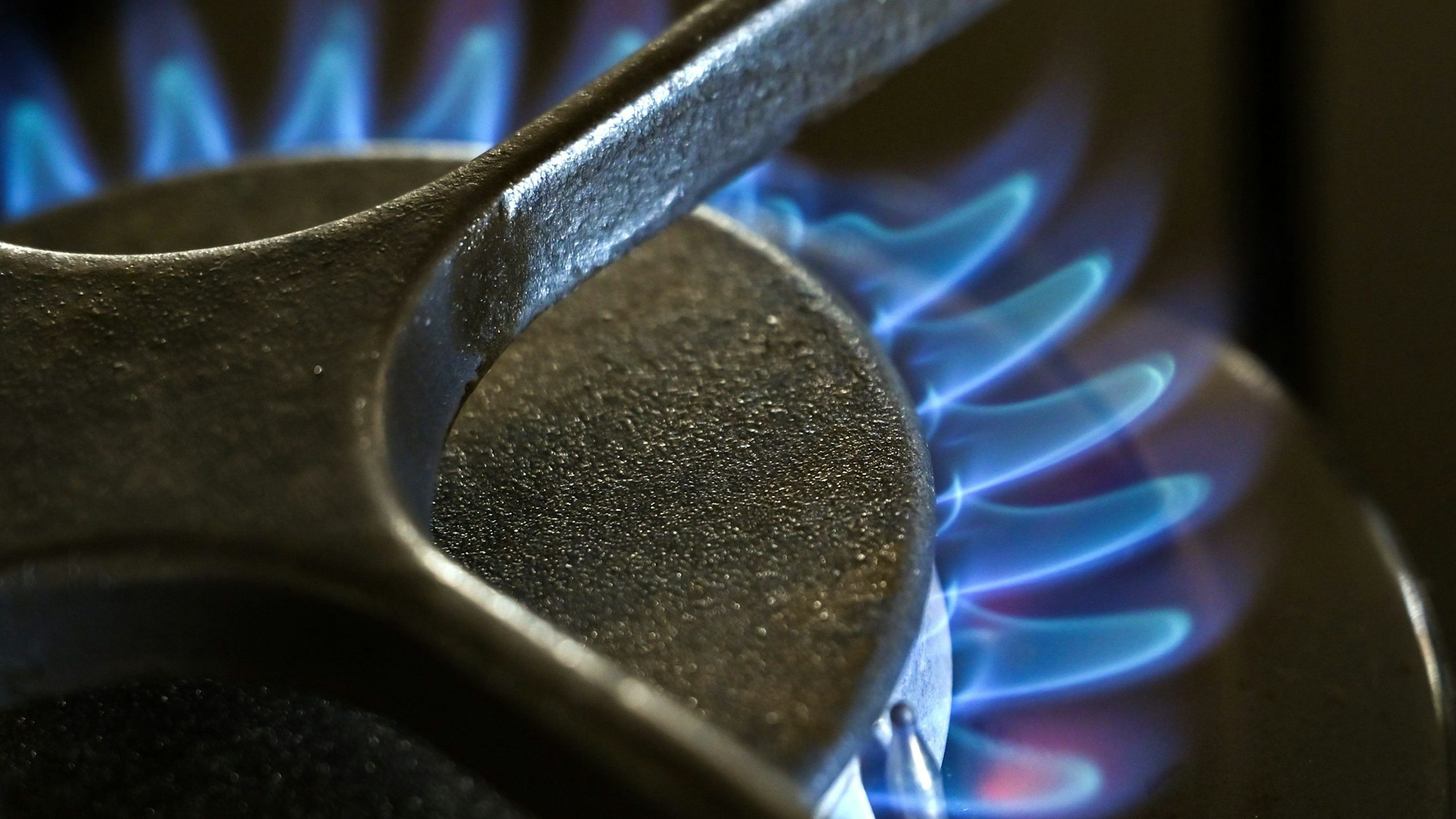 ARCHIV - 11.07.2022, Brandenburg, Petersdorf: Eine Gasflamme auf einer Kochstelle an einem Gasherd in einer Küche.