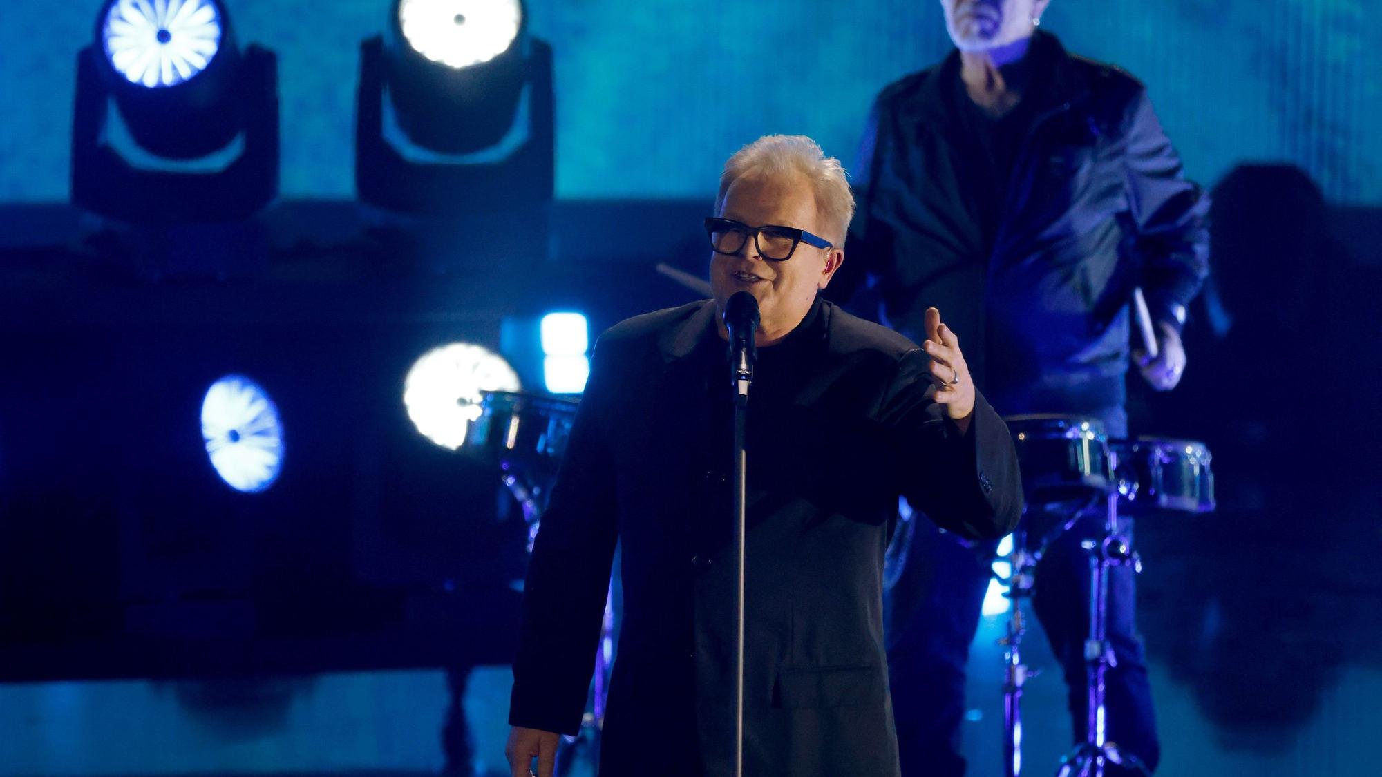 Der Musiker Herbert Grönemeyer steht auf der Bühne