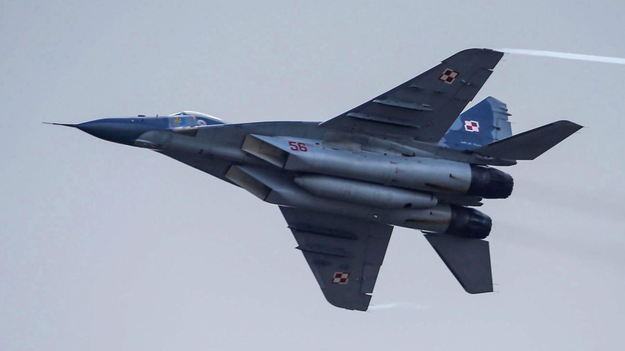 Ein MiG-29-Kampfjet der polnischen Luftwaffe fliegt bei einer Luftfahrt-Schau.
