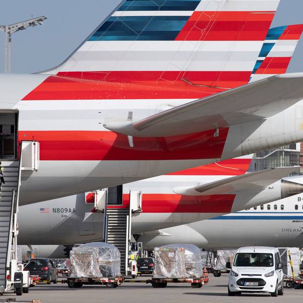 Passagiermaschinen der Fluggesellschaft American Airlines werden auf dem Flughafen Frankfurt abgefertigt. (Archivbild)
