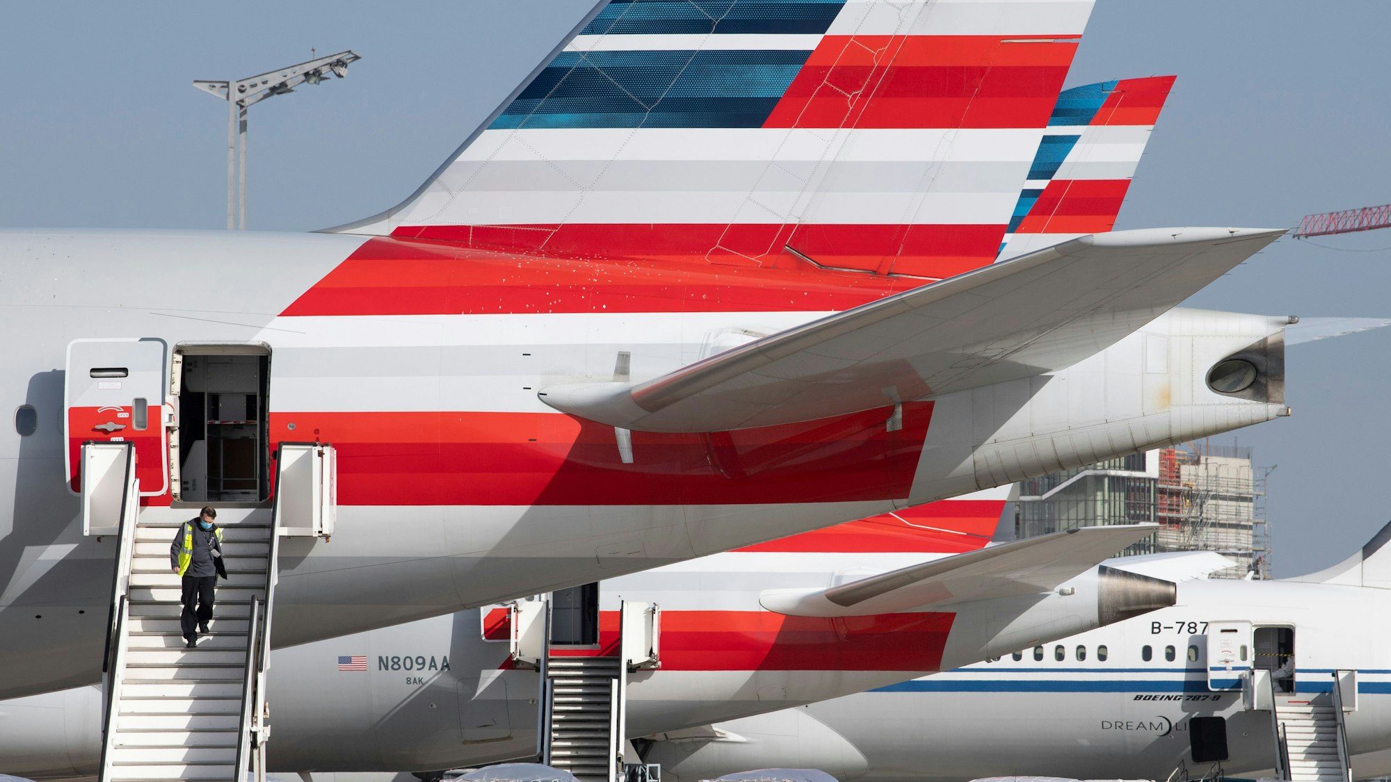 Passagiermaschinen der Fluggesellschaft American Airlines werden auf dem Flughafen Frankfurt abgefertigt. (Symbolbild)