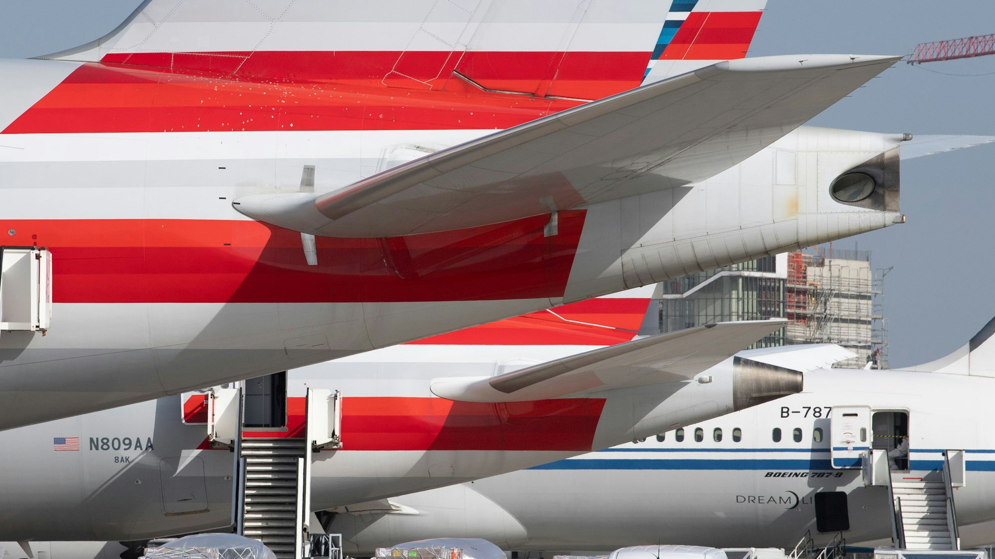 Passagiermaschinen der Fluggesellschaft American Airlines werden auf dem Flughafen Frankfurt abgefertigt. (Archivbild)