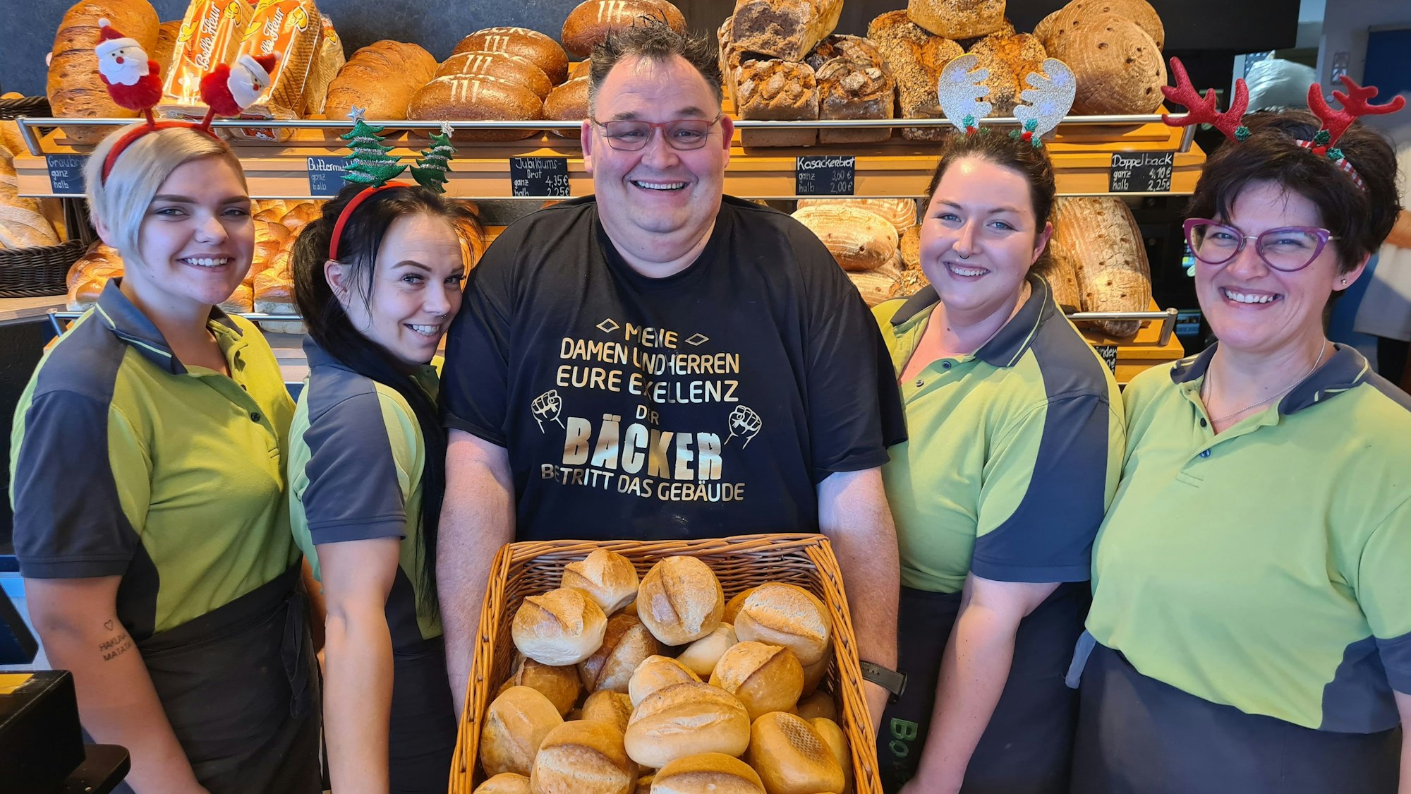 Das Team steht vor der Brotauslage.