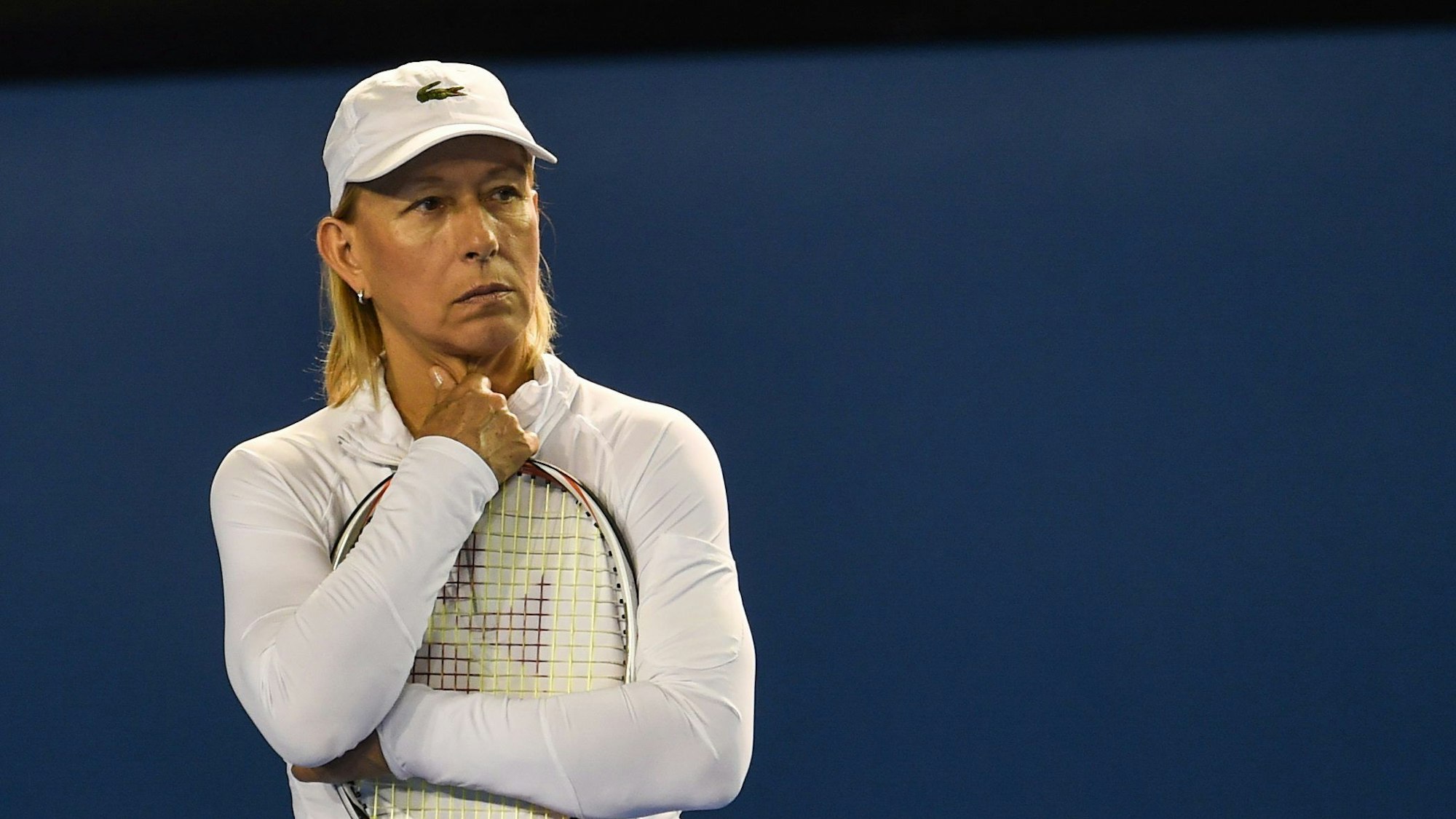 Martina Navratilova steht bei den Australian Open auf dem Court und hält einen Tennisschläger in der Hand (Archivbild)