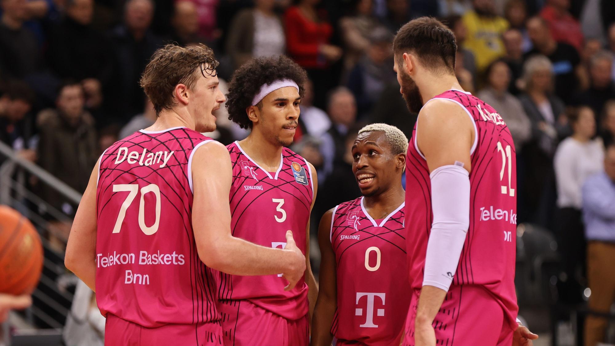 Finn Delany (Bonn), Tyson Ward (Bonn), TJ Shorts II (Bonn), Leon Kratzer (Bonn), Bonn, Deutschland 29.12.2022, Telekom Dome, Basketball Bundesliga, 12. Spieltag, Telekom Baskets Bonn vs Fraport Skyliners Frankfurt.