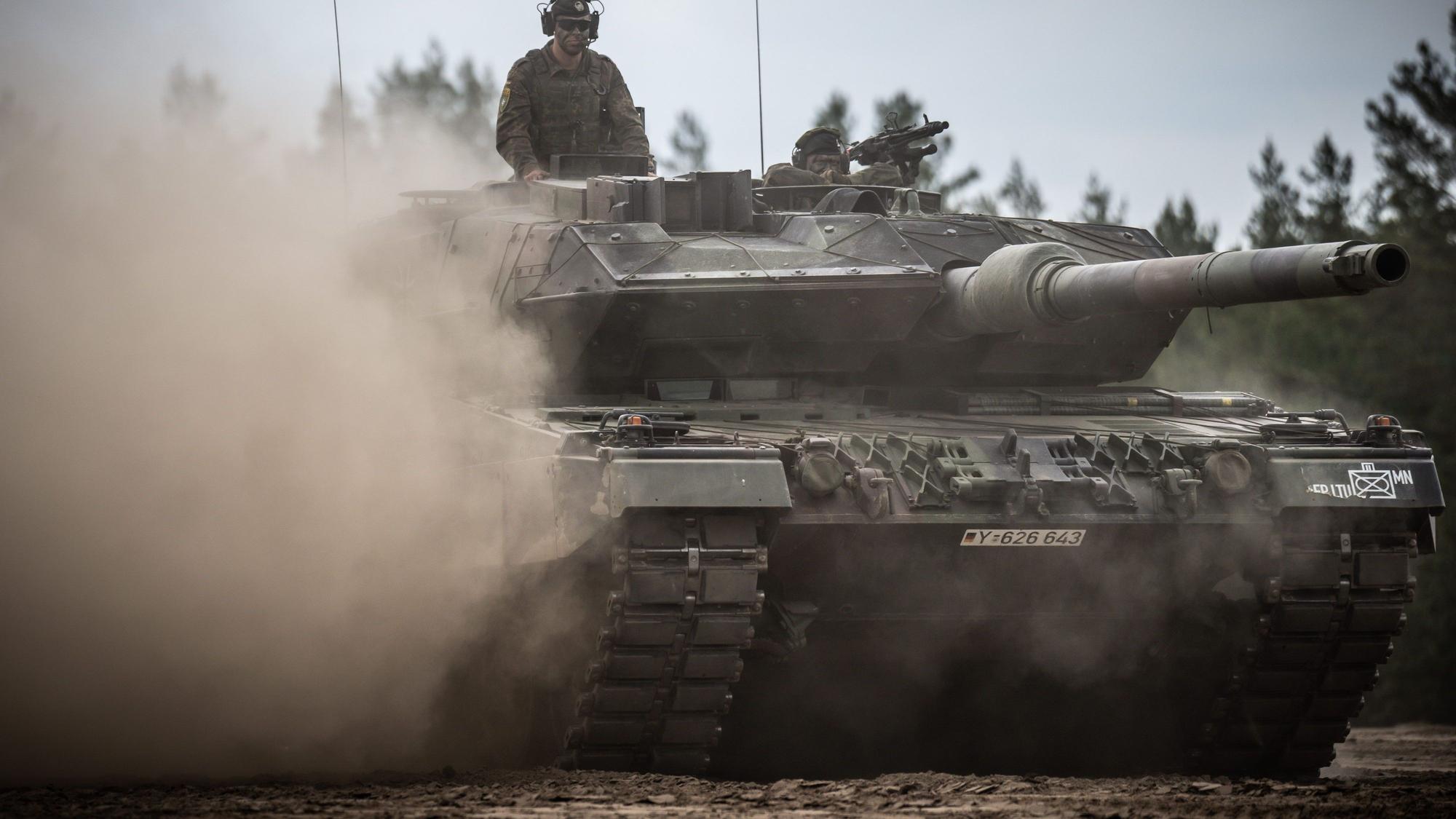 Ein Leopard-2-Panzer der Bundeswehr bei einer Nato-Operation in Litauen. (Archivbild)